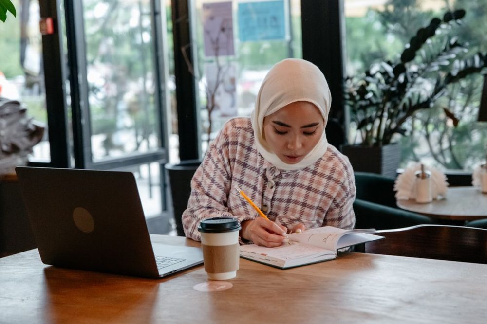 Une élève qui mémorise ses formules