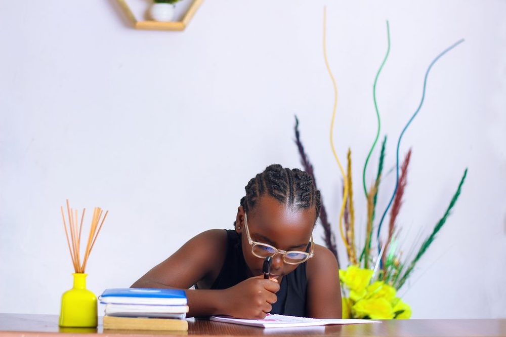 Élève concentrée à son bureau de travail