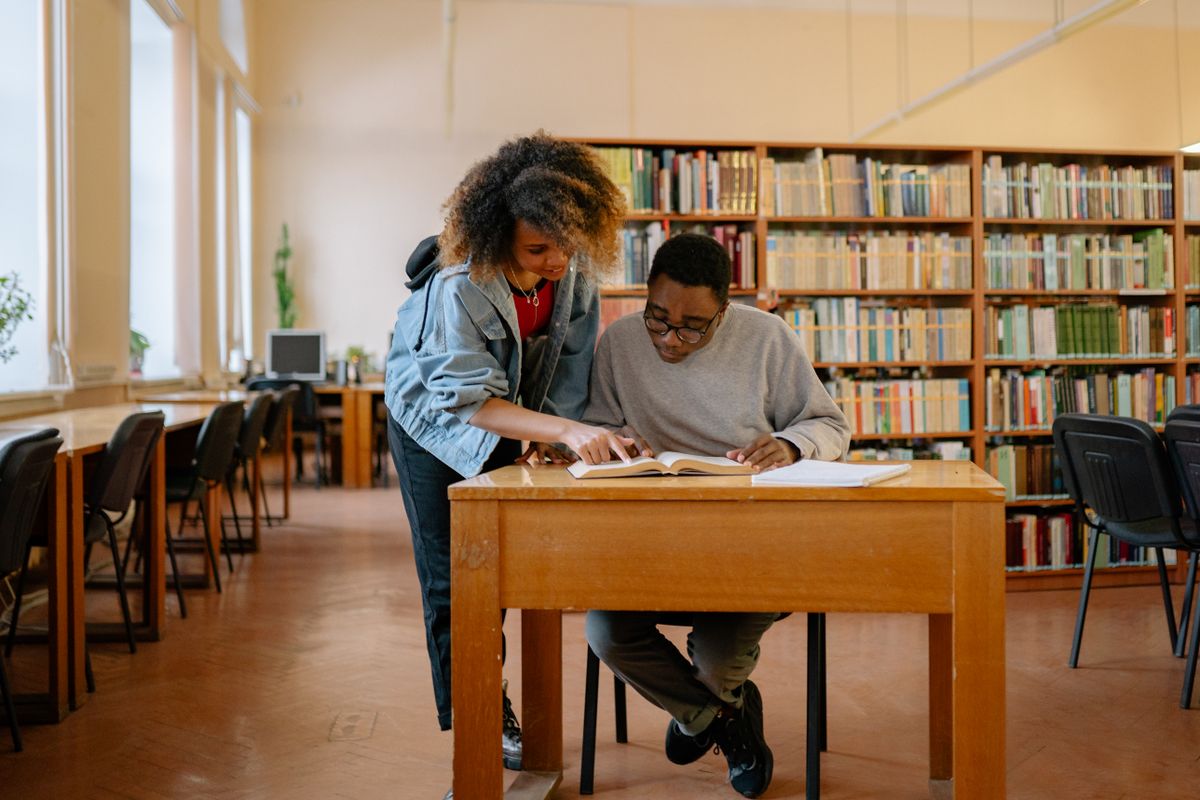 Élèves qui travaillent les maths ensemble